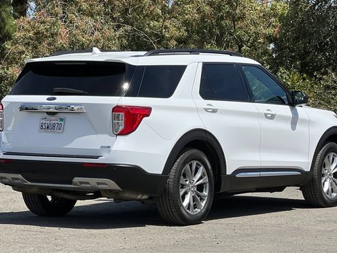 Used 2020 Ford Explorer XLT w/ Equipment Group 202A AWD/4WD image 4