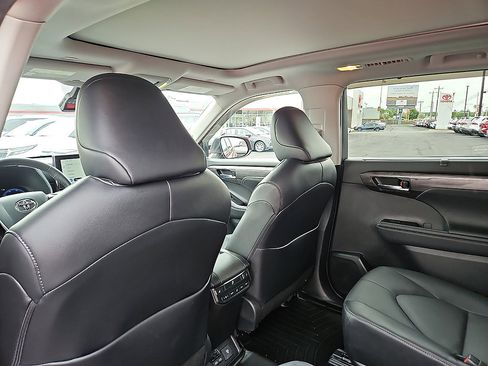 Used 2024 Toyota Highlander Platinum AWD/4WD image 9