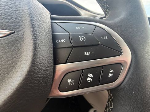 Used 2024 Chrysler Pacifica Touring-L FWD image 17