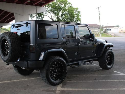 Used 2016 Jeep Wrangler Unlimited Sahara w/ Connectivity Group AWD/4WD image 6