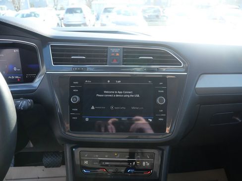 Used 2022 Volkswagen Tiguan SE image 12