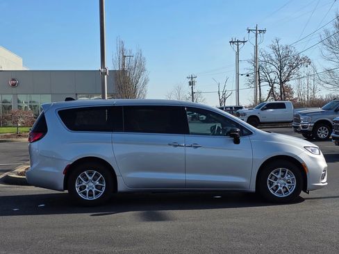 New 2026 Chrysler Pacifica Select image 4