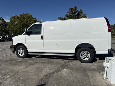 Used 2025 Chevrolet Express 2500 w/ Driver Convenience Package RWD image 6