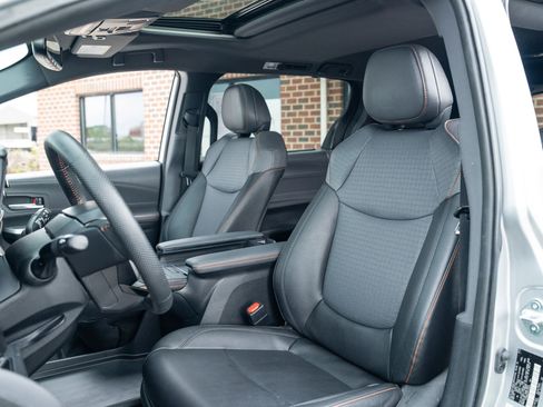 Used 2023 Toyota Sienna XSE FWD image 19