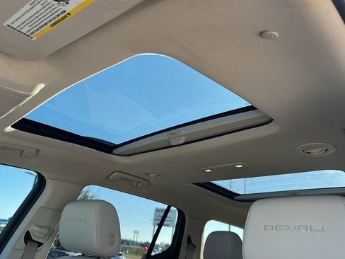 Used 2023 GMC Acadia Denali w/ Denali Ultimate Package image 27
