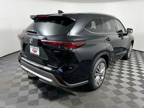 New 2026 Toyota Highlander Platinum image 4