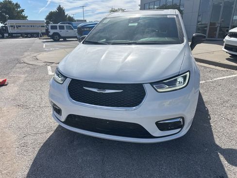 New 2026 Chrysler Pacifica Select image 10