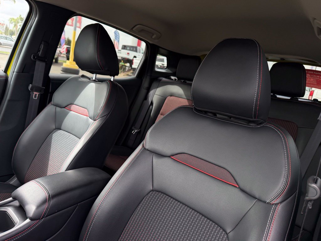 Certified 2025 Nissan Kicks SR FWD image 17