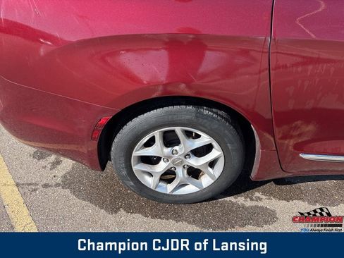 Used 2018 Chrysler Pacifica Touring-L Plus w/ Tire & Wheel Group image 10