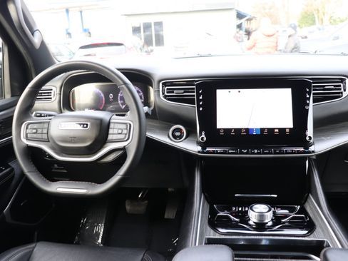 Used 2024 Jeep Wagoneer Series III image 19