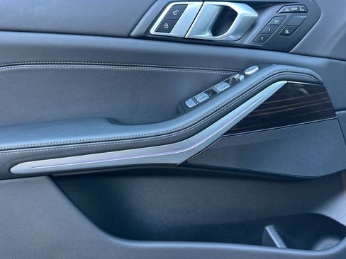 Used 2025 BMW X7 xDrive40i w/ Parking Assistance Package image 12