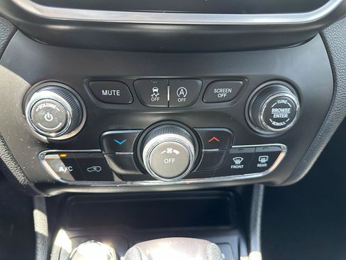 Used 2019 Jeep Cherokee Latitude w/ Popular Appearance Group AWD/4WD image 52