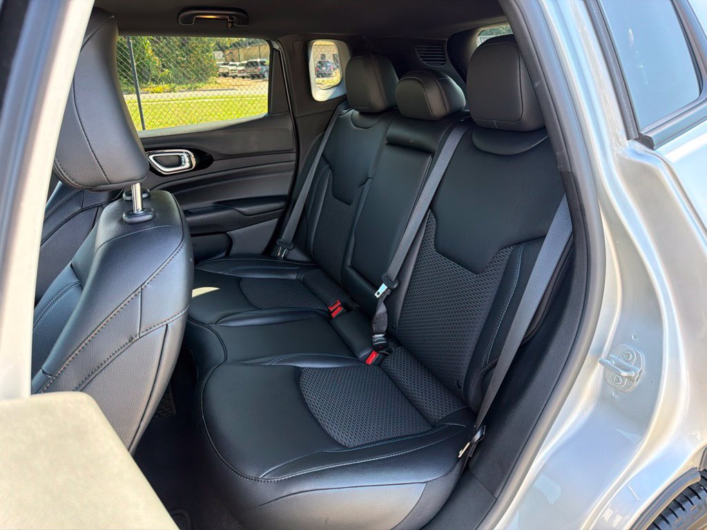 Used 2025 Jeep Compass Latitude w/ Convenience Group AWD/4WD image 19