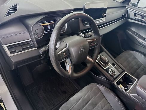 Used 2024 Mitsubishi Outlander SE image 9