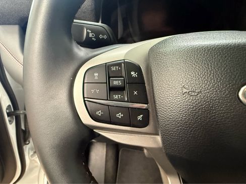 Used 2025 Ford Explorer Active AWD/4WD image 18