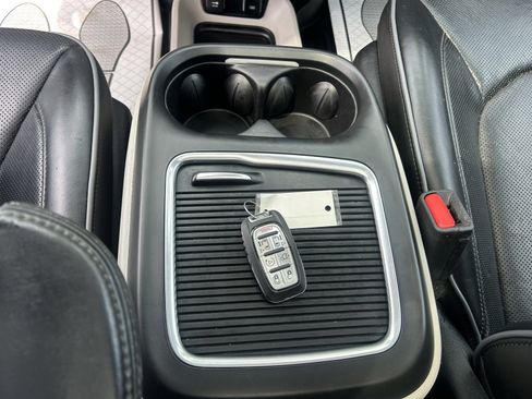 Used 2018 Chrysler Pacifica Limited w/ Advanced Safetytec Group FWD image 15