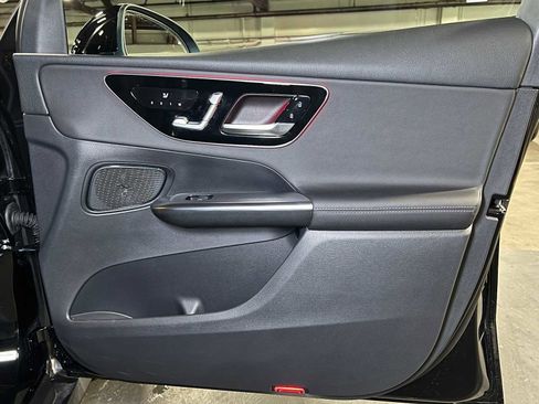 Used 2025 Mercedes-Benz GLC 300 4MATIC image 11