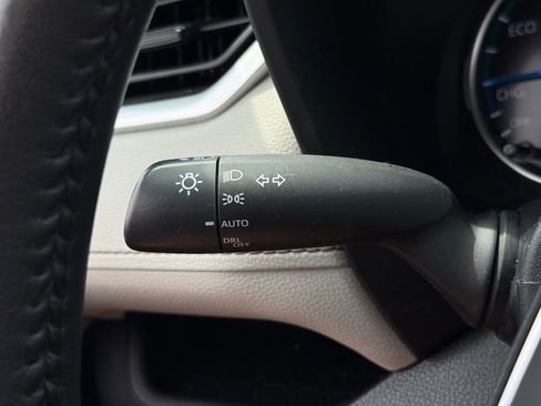 Used 2022 Toyota RAV4 XLE w/ XLE Grade Weather Package AWD/4WD image 24
