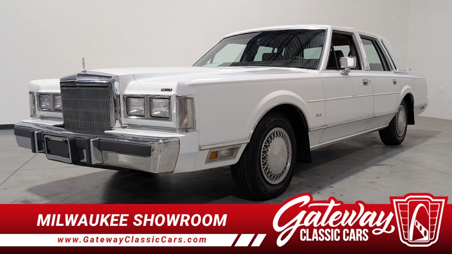 Used 1988 Lincoln Town Car RWD image 1