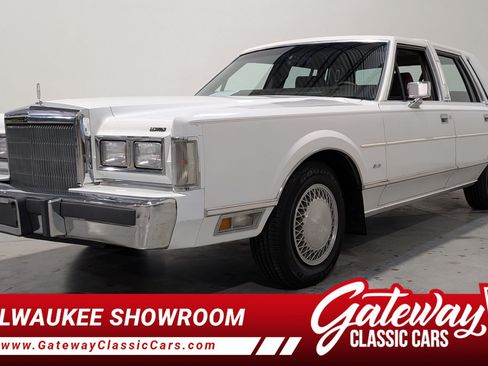 Used 1988 Lincoln Town Car RWD image 1