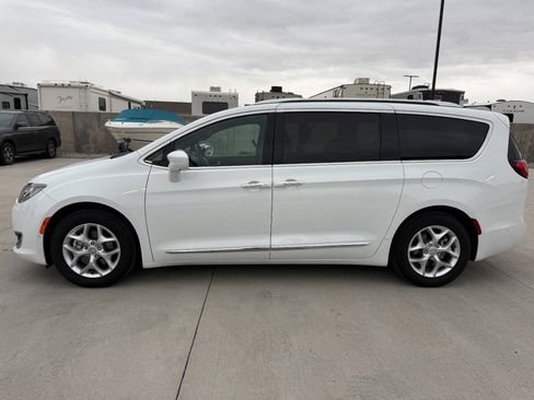 Used 2020 Chrysler Pacifica Touring-L FWD image 6
