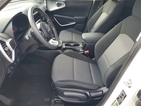 Used 2022 Kia Soul LX image 5