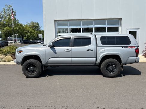 Used 2019 Toyota Tacoma TRD Sport AWD/4WD image 2