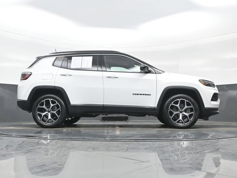 Used 2025 Jeep Compass Limited image 31