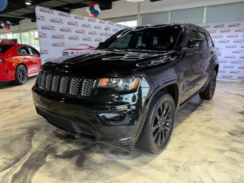 Used 2017 Jeep Grand Cherokee Altitude AWD/4WD image 5