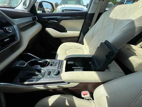 Used 2021 Toyota Highlander Platinum image 25