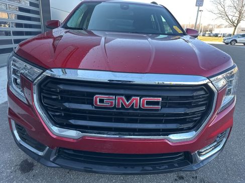 Used 2024 GMC Terrain SLE w/ Driver Convenience Package image 8