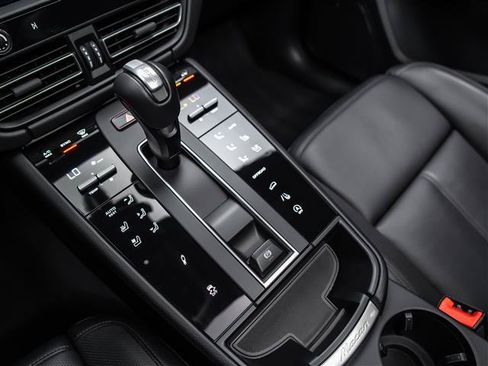 Used 2024 Porsche Macan AWD/4WD image 23
