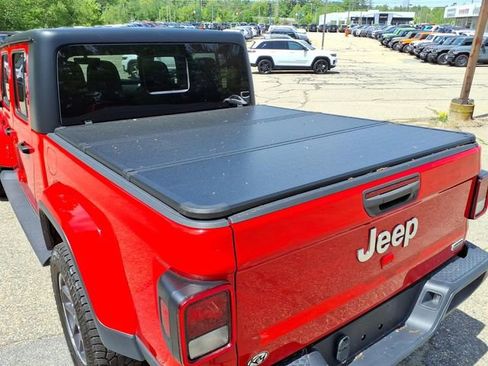 Used 2022 Jeep Gladiator Overland w/ Cold Weather Group AWD/4WD image 11