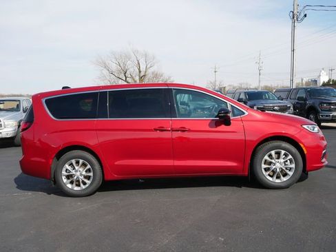 New 2026 Chrysler Pacifica Select image 8