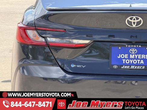 Used 2025 Toyota Camry SE w/ Convenience Package image 10