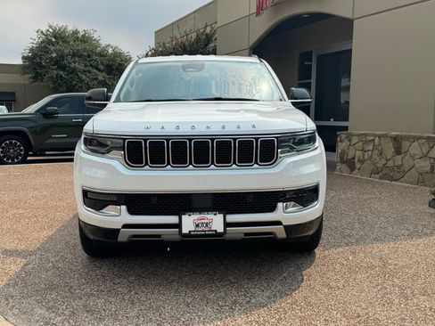 Used 2024 Jeep Wagoneer L Series II RWD image 5