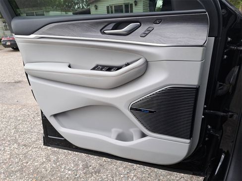 Used 2022 Jeep Grand Cherokee L Overland w/ Luxury Tech Group IV image 29