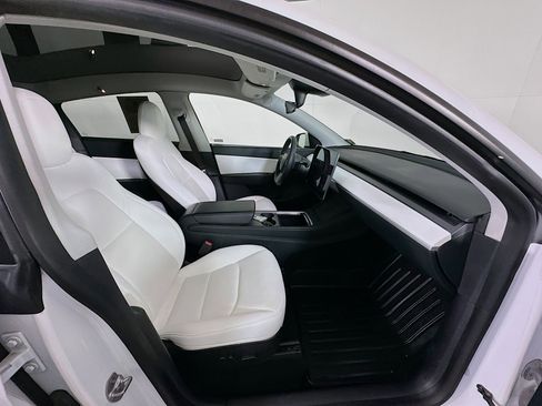 Used 2021 Tesla Model Y Long Range image 33