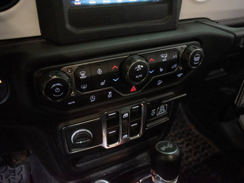 Used 2021 Jeep Wrangler Unlimited Islander image 16