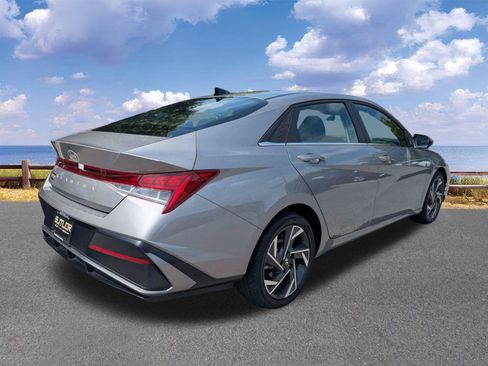 Used 2025 Hyundai Elantra SEL FWD image 8