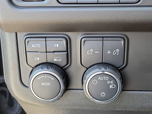 Used 2024 Chevrolet Suburban LT image 24