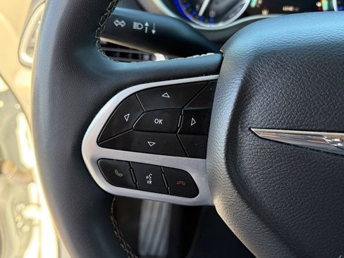 Used 2023 Chrysler Pacifica Touring-L FWD image 22