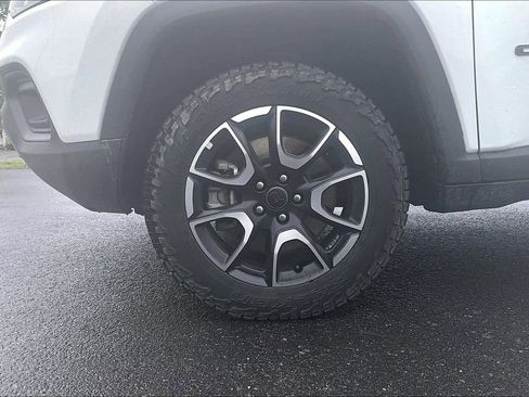 Used 2025 Jeep Compass Trailhawk AWD/4WD image 2