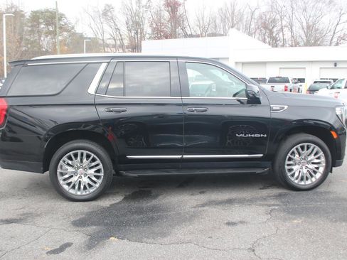 Used 2023 GMC Yukon SLT w/ SLT Premium Package image 8