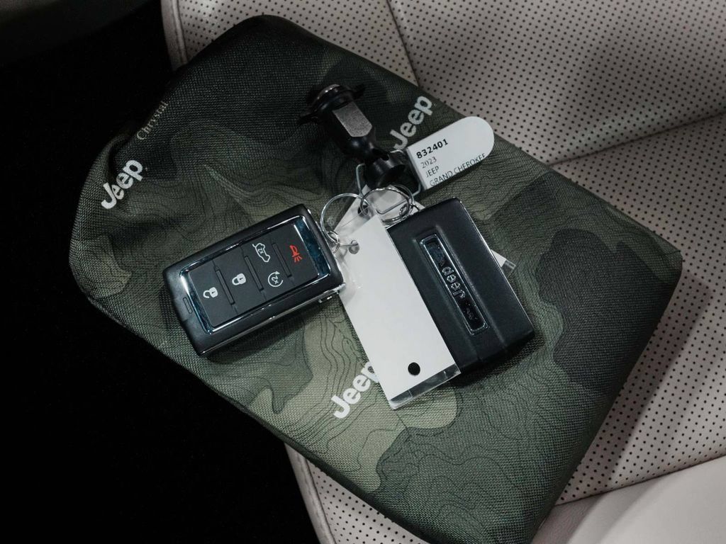 Used 2023 Jeep Grand Cherokee L Limited w/ Luxury Tech Group II AWD/4WD image 28