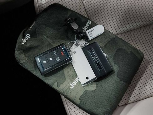 Used 2023 Jeep Grand Cherokee L Limited w/ Luxury Tech Group II AWD/4WD image 28