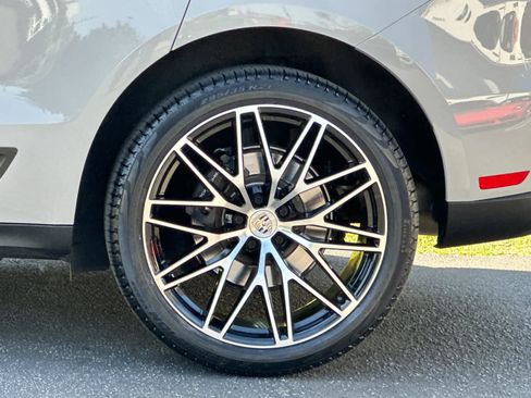 Certified 2025 Porsche Macan AWD/4WD image 30