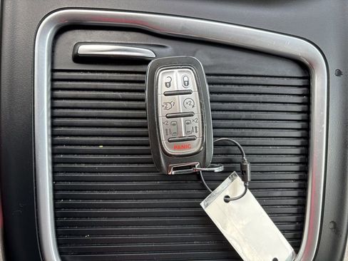 Used 2023 Chrysler Pacifica Touring-L FWD image 37