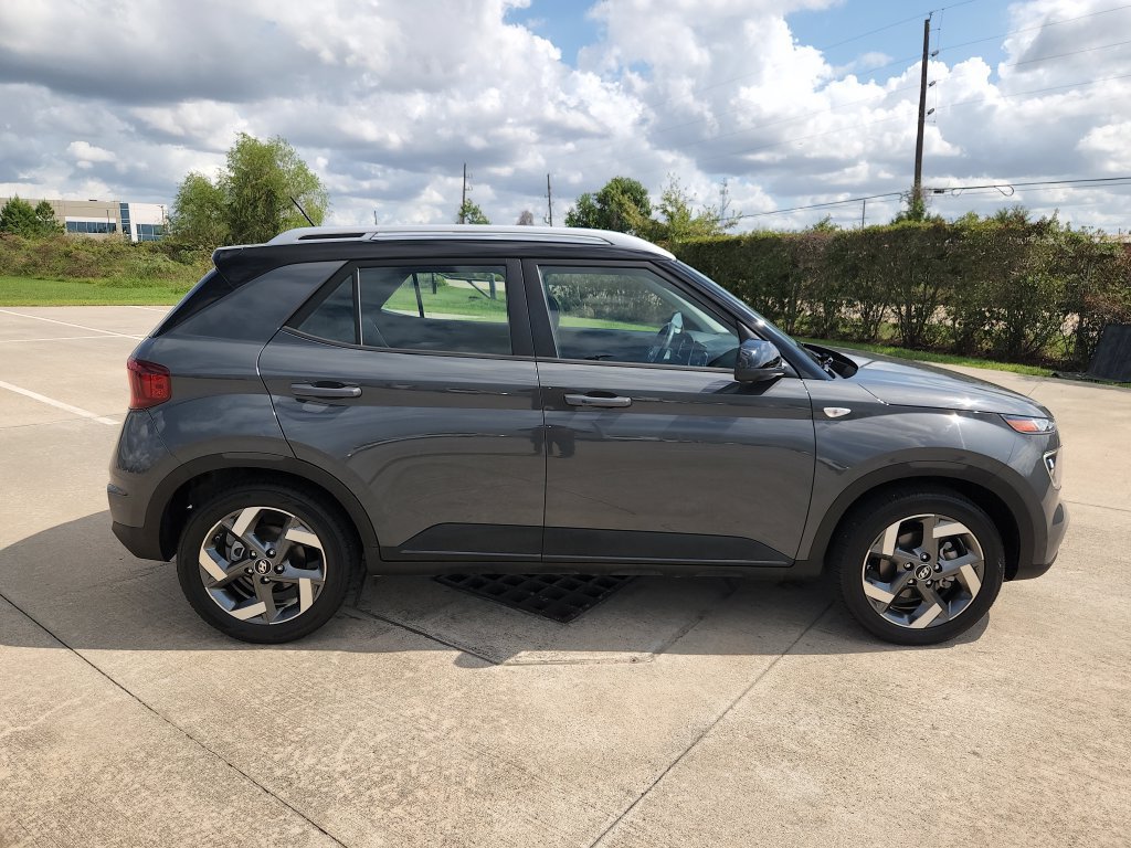 Used 2024 Hyundai Venue Limited FWD image 4