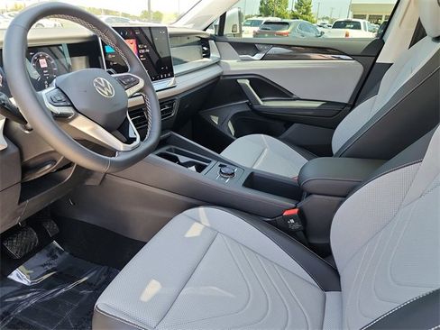 New 2025 Volkswagen Tiguan SE image 12
